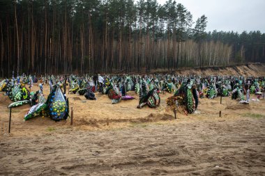 IRPIN, Kyiv bölgesi Ukrayna 22.04.2022: Sivil insanlarla dolu Irpin mezarlığı. Mezara gömülmek. Ukrayna 'da savaş. Ukraynalı kahramanlar öldükten sonra