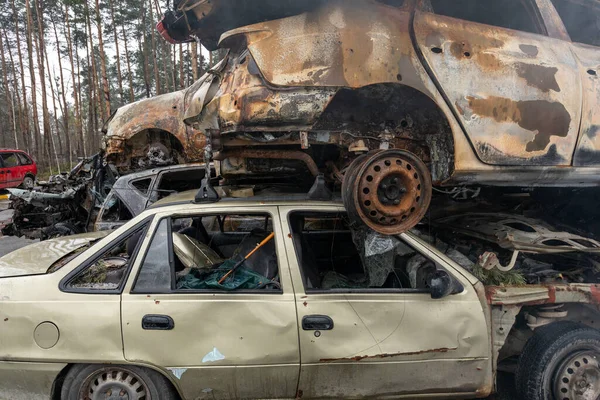 Irpin, Ukrayna 'daki araba mezarlığında birçok sivil aracı vurup yok etti. Ukrayna 'da savaş. Araba kazası..