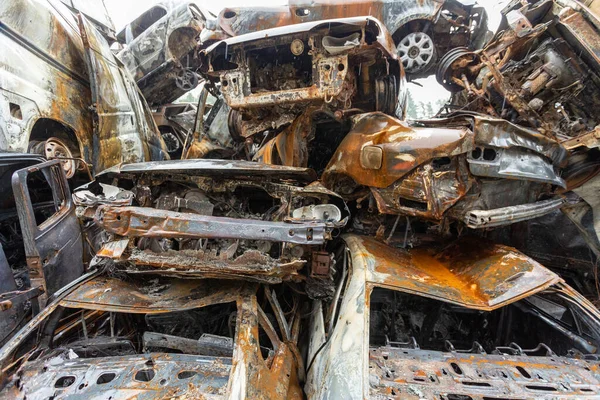 多くの人がウクライナのアーピンにある墓地で民間人の車を撃ち 破壊した ウクライナでの戦争 自動車事故 — ストック写真