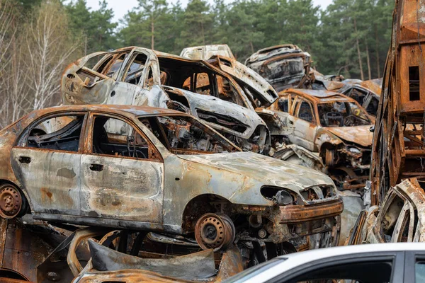 多くの人がウクライナのアーピンにある墓地で民間人の車を撃ち 破壊した ウクライナでの戦争 自動車事故 — ストック写真