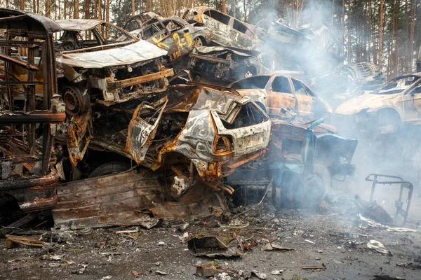Sokan Lelőtték Megsemmisítették Civilek Autóit Ukrajnai Irpin Autós Temetőjében Háború Stock Kép
