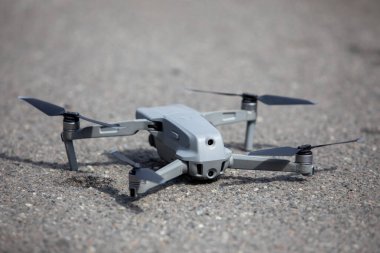 İHA helikopterini kamerayla kapatın. Şehir arka planında dörtgen.