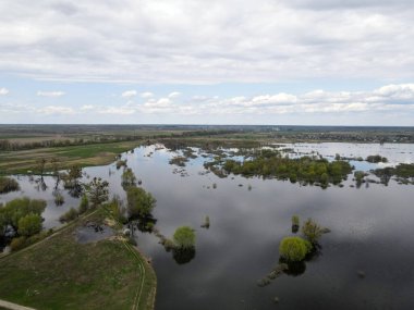 Rusya 'nın Ukrayna' daki Kyiv bölgesinde barajın patlaması sonucu sel basmış olan Demidov köyü..