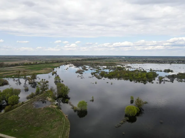 Rusya 'nın Ukrayna' daki Kyiv bölgesinde barajın patlaması sonucu sel basmış olan Demidov köyü..