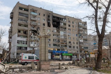 Irpin, Kyiv Bölgesi, Ukrayna - 22.04.2022: Rus işgalcilerin saldırısı sonucu Irpin sokaklarında kaos ve yıkım. Ukrayna 'da Savaş.