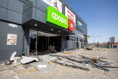 Bucha, Kyiv Bölgesi, Ukrayna - 18.04.2022: Rus işgalcilerin saldırısı sonucu Bucha sokaklarında kaos ve yıkım. Ukrayna 'da Savaş.