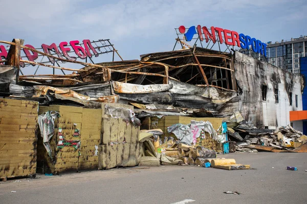 ブチャ キエフ地方 ウクライナ 2022 ロシアの侵略者の攻撃の結果としてブチャの街の混乱と荒廃 ウクライナでの戦争 — ストック写真