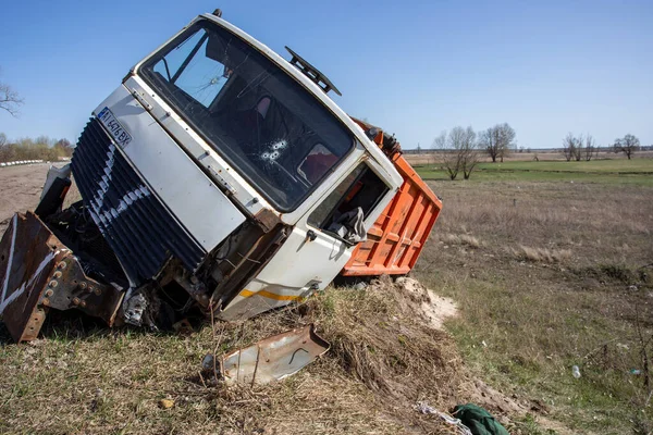 Bucha, Kyiv Bölgesi, Ukrayna - 18.04.2022: Rus işgalcilerin saldırısı sonucu Bucha sokaklarında kaos ve yıkım. Ukrayna 'da Savaş.