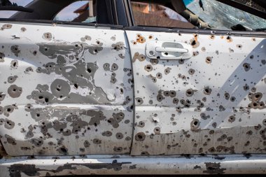 Gostomel, Kyiv Bölgesi, Ukrayna - 03.05.2022: Rus işgalcilerin saldırısı sonucu Gostomel sokaklarında kaos ve yıkım. Ukrayna 'da Savaş.