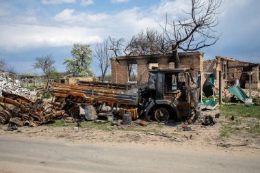 Gostomel, Kyiv Bölgesi, Ukrayna - 03.05.2022: araba mezarlığı. Gostomel 'de sivillerin arabalarını vurup yok ettiler. Ukrayna 'da Savaş.