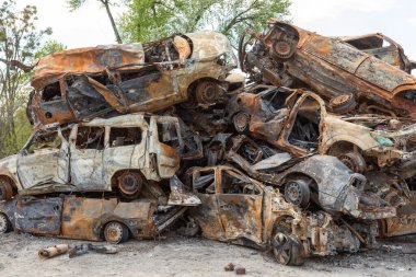 Gostomel, Kyiv Bölgesi, Ukrayna - 03.05.2022: araba mezarlığı. Gostomel 'de sivillerin arabalarını vurup yok ettiler. Ukrayna 'da Savaş.