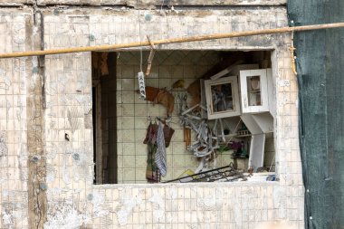 KYIV, UKRAINE - 03 Mayıs 2022: Ukrayna savaşı. Rusya 'nın Ukrayna' ya saldırısı devam ederken Kyiv 'deki Obolon bölgesinde bombayla vurulan konut binası tamamen yok edildi..