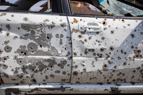 Gostomel, Kyiv Bölgesi, Ukrayna - 03.05.2022: Rus işgalcilerin saldırısı sonucu Gostomel sokaklarında kaos ve yıkım. Ukrayna 'da Savaş.