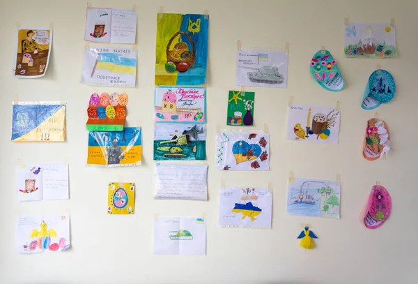 Gostomel, Kyiv Bölgesi, Ukrayna - 03.05.2022: Gostomel 'in gönüllü karargahında çocukların çizimleri. Ukrayna 'da Savaş.