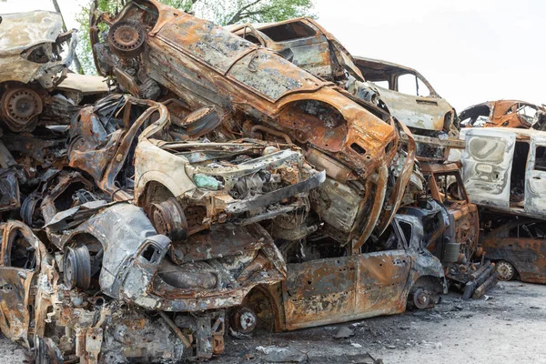 Gostomel Kyiv Region Ukraine 2022 車の墓地 ゴストメルで民間人の車を撃ち破壊した ウクライナでの戦争 — ストック写真