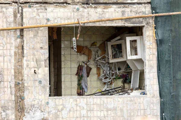 KYIV, UKRAINE - 03 Mayıs 2022: Ukrayna savaşı. Rusya 'nın Ukrayna' ya saldırısı devam ederken Kyiv 'deki Obolon bölgesinde bombayla vurulan konut binası tamamen yok edildi..