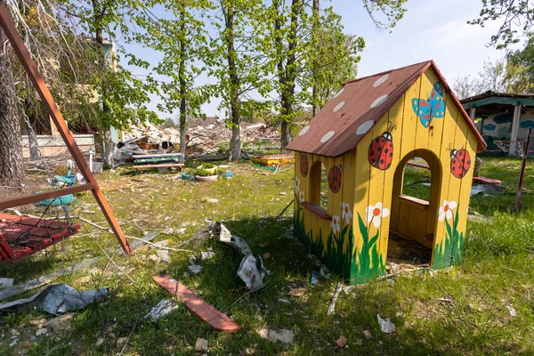 ウクライナのマカリフ 2022年5月12日 ロシア占領軍によるウクライナ侵攻により幼稚園を破壊 ロシア人が空爆を — ストック写真
