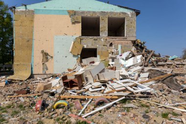 Makariv, Ukrayna-12 Mayıs 2022: Rus işgal güçleri tarafından Ukrayna 'nın işgali sonucu anaokulunu yok etti. Ruslar üzerine hava bombası attılar..
