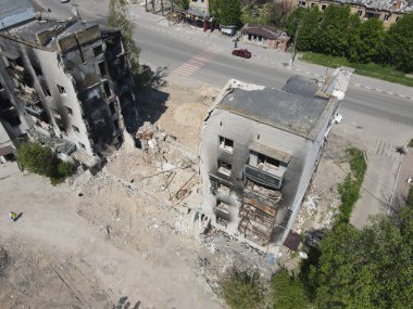 Borodyanka, Ukrayna - 12 Mayıs 2022: Rus işgalcilerin saldırısı sonucu Borodyanka sokaklarında kaos ve yıkım