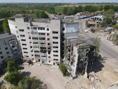 Borodyanka, Ukrayna - 12 Mayıs 2022: Rus işgalcilerin saldırısı sonucu Borodyanka sokaklarında kaos ve yıkım