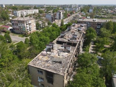 Borodyanka, Ukrayna - 12 Mayıs 2022: Rus işgalcilerin saldırısı sonucu Borodyanka sokaklarında kaos ve yıkım