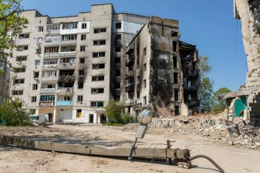 Borodyanka, Ukrayna - 12 Mayıs 2022: Rus işgalcilerin saldırısı sonucu Borodyanka sokaklarında kaos ve yıkım