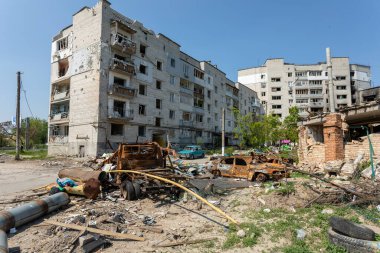 Borodyanka, Ukrayna - 12 Mayıs 2022: Rus işgalcilerin saldırısı sonucu Borodyanka sokaklarında kaos ve yıkım