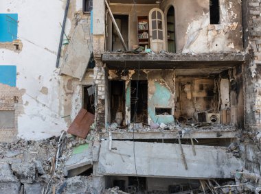 Borodyanka, Ukrayna - 12 Mayıs 2022: Rus işgalcilerin saldırısı sonucu Borodyanka sokaklarında kaos ve yıkım