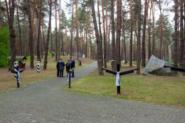 Bykivnia, Ukrayna 15 Mayıs 2022: Kyiv yakınlarındaki Polonya askeri mezarlığında Stalinist baskıların kurbanlarının anılarını onurlandıran Ukrayna ve Polonya heyetlerinin seremonisi.