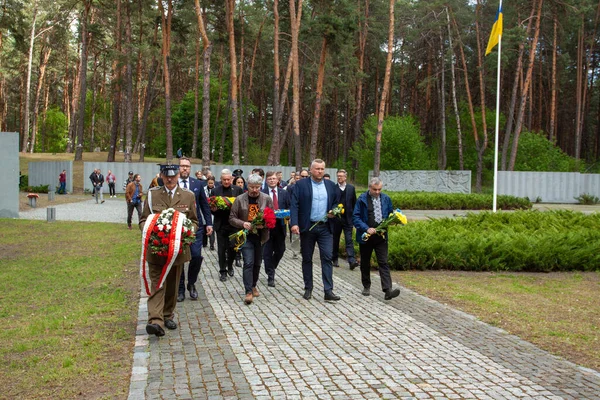 2022年5月15日 乌克兰拜基夫尼亚 乌克兰和波兰代表团在基辅附近拜科沃纳的波兰军事公墓举行悼念斯大林迫害受害者的仪式 — 图库照片