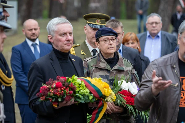 2022年5月15日 乌克兰拜基夫尼亚 乌克兰和波兰代表团在基辅附近拜科沃纳的波兰军事公墓举行悼念斯大林迫害受害者的仪式 图库照片