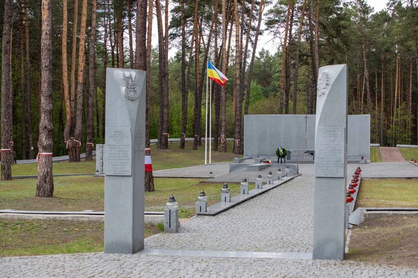 2022年5月15日 ウクライナのビキヴニア キエフ近郊のビコフナにあるポーランド軍墓地で スターリンの抑圧の犠牲者の記憶を称えるウクライナとポーランドの代表団の儀式 ストックフォト