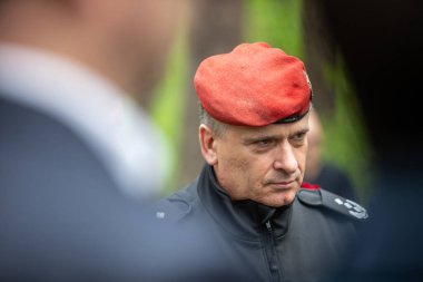 Bykivnia, Ukrayna 15 Mayıs 2022: Kyiv yakınlarındaki Polonya askeri mezarlığında Stalinist baskıların kurbanlarının anılarını onurlandıran Ukrayna ve Polonya heyetlerinin seremonisi.