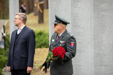 Bykivnia, Ukrayna 15 Mayıs 2022: Kyiv yakınlarındaki Polonya askeri mezarlığında Stalinist baskıların kurbanlarının anılarını onurlandıran Ukrayna ve Polonya heyetlerinin seremonisi.