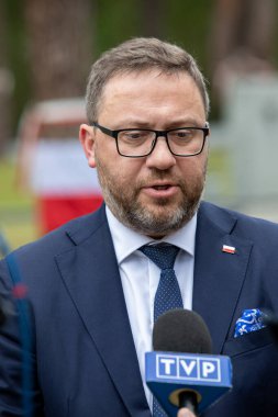 Bykivnia, Ukrayna 15 Mayıs 2022: Kyiv yakınlarındaki Polonya askeri mezarlığında Stalinist baskıların kurbanlarının anılarını onurlandıran Ukrayna ve Polonya heyetlerinin seremonisi.