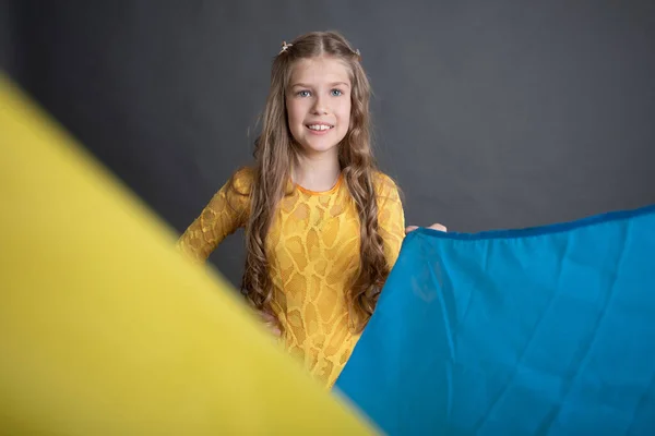 快乐的乌克兰女孩带着飘扬的乌克兰蓝色和黄色国旗 — 图库照片