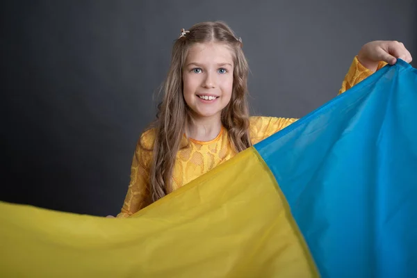 Heureuse Fille Ukrainienne Porte Flottant Drapeau Bleu Jaune Ukraine — Photo