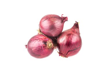 Beyaz arkaplanda kırmızı soğanlar