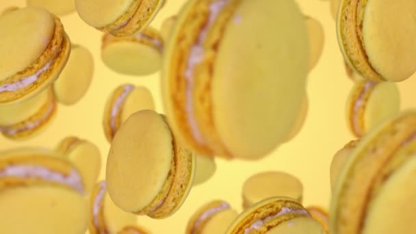 Gelbe Macarons fallen um. Zeitlupe — Stockvideo