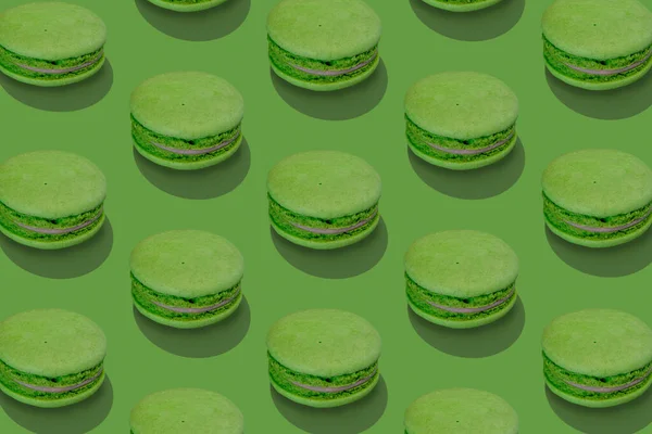 Composition isométrique de macarons traditionnels français sur vert. — Photo