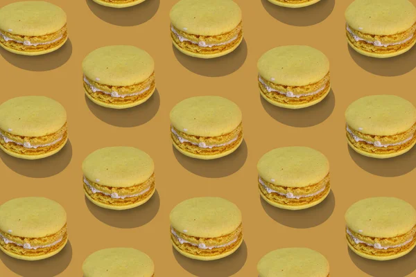 Composition isométrique de macarons traditionnels français sur jaune. — Photo