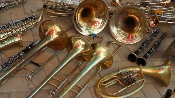 街头音乐节地面上铜管乐器的组成 — 图库视频影像