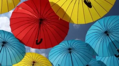 Gökyüzünde bir sürü renkli şemsiye var. Şehir dekorasyonu