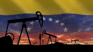 Venezuela 'da. Ülkenin en büyük petrol rezervleri. Ham petrol üretimi. Gün batımında yağ pompaları siluetleri ve Venezuela arka planında bayrak. Petrol ithalatı ve ihracat konsepti. Kusursuz döngü videosu.
