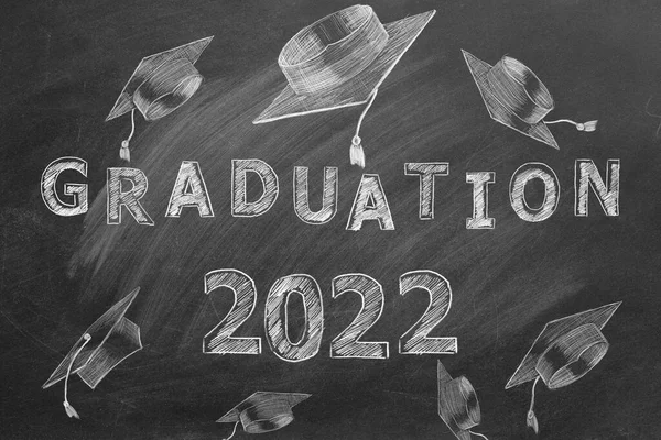 Hand Drawn Text Graduation 2022 Graduation Caps Green Chalkboard — Zdjęcie stockowe