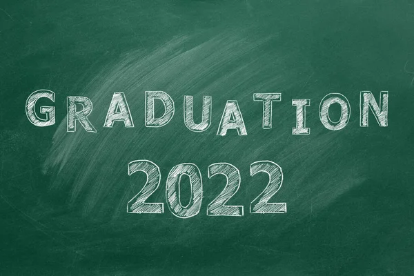 칠판에 분필로 기록된 Graduation 2022 — 스톡 사진