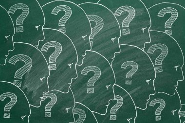 İçinde soru işaretleri olan insan yüzleri. Greenboard 'da Görüntü.