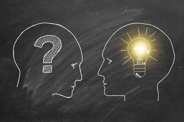 黒板にチョークイラスト 2人の男性の頭は内側に疑問符 内側に電球で1つの頭に直面しています 質問に答えろ 議論の概念 アイデアの概念 — ストック写真