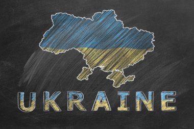 Ülke haritası ve Ukrayna bayrağı tahtaya tebeşirle çizilmiş. El çizimi illüstrasyon.