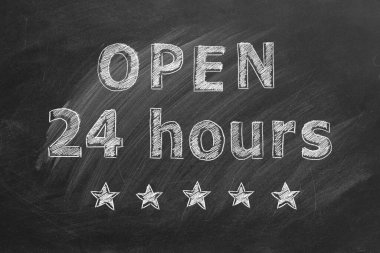 Tahtada elle çizilmiş metin 24 saat açık. Tebeşirci levhası.